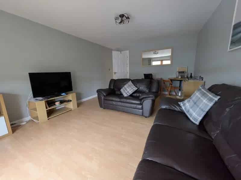 3 Bedroom Flat To Rent Available July 28 2025