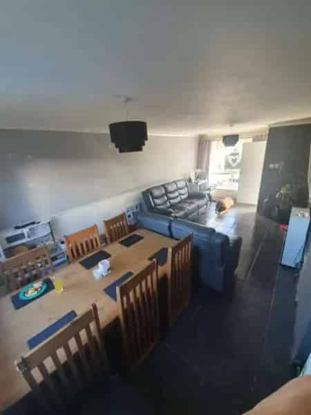 3 Bed Terraced House Near Amenities and Schools