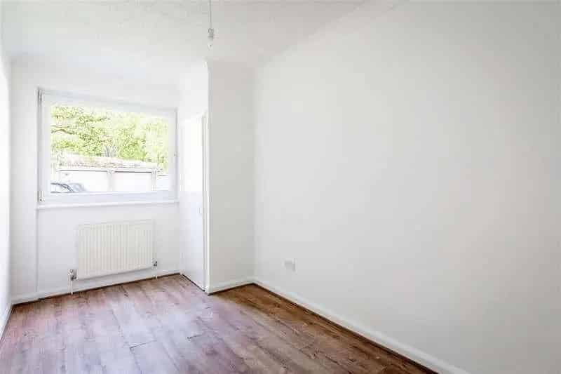 2 Bed Flat for Sale Near Town Centre and Station