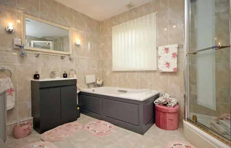 10 Acre Detached Bungalow with Stables and Lake
