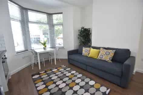 1 Room Flat Cardiff Student Year 2025 26