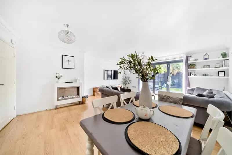 Stunning Modern End Terrace House with Contemporary Features