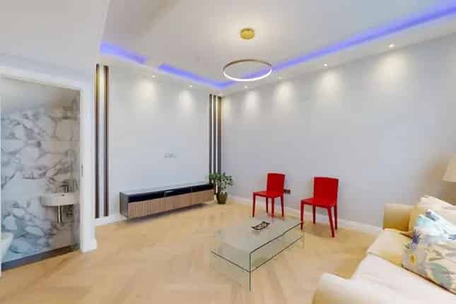Three Bedroom House for Sale in South Kensington