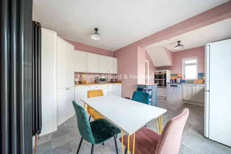 Four Bedroom Semi-Detached House Bromley