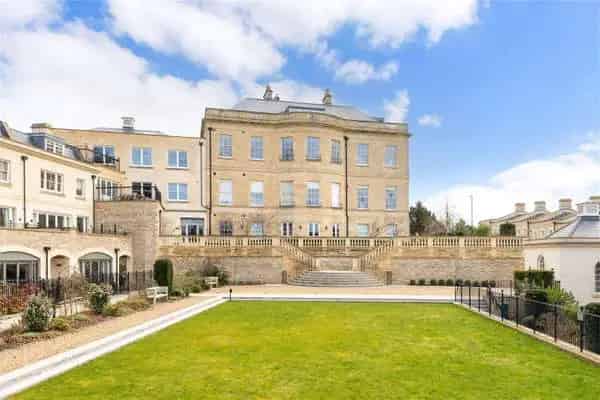Two Bedroom Apartment in Listed Building Bath