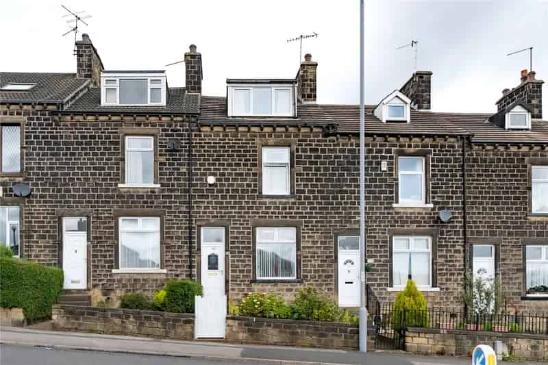 Spacious 3-Bed Stone Terrace in Idle Near Amenities