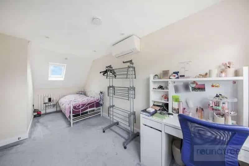 5 bed house for sale