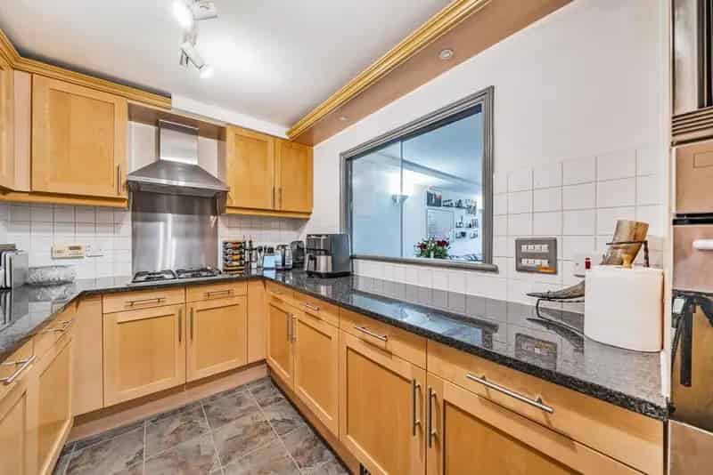 1-Bed River Thames Apartment Grade II Listed Warehouse Conversion Gym Pool Concierge