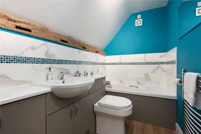 6 Bedroom House in Waltham with Annexe and Barns