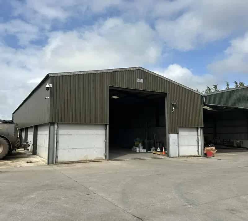 4543 sq ft Industrial Unit To Let - Roller Shutter Door and Parking