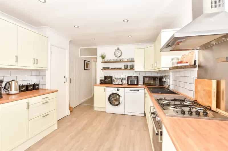 3 Bedroom Detached Bungalow Near Beach