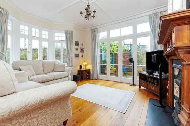 Detached House for Sale in Northfields Ealing W13