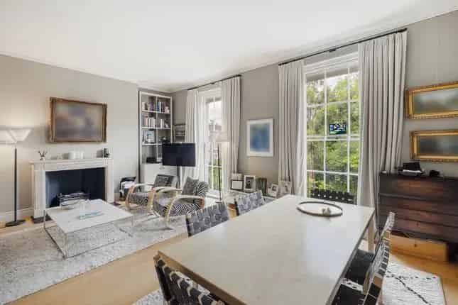 2-Bed Flat in Campden Hill Square Kensington