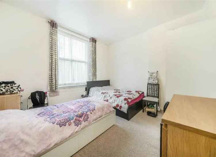 Flat For Sale in Fordwych Road, London, England