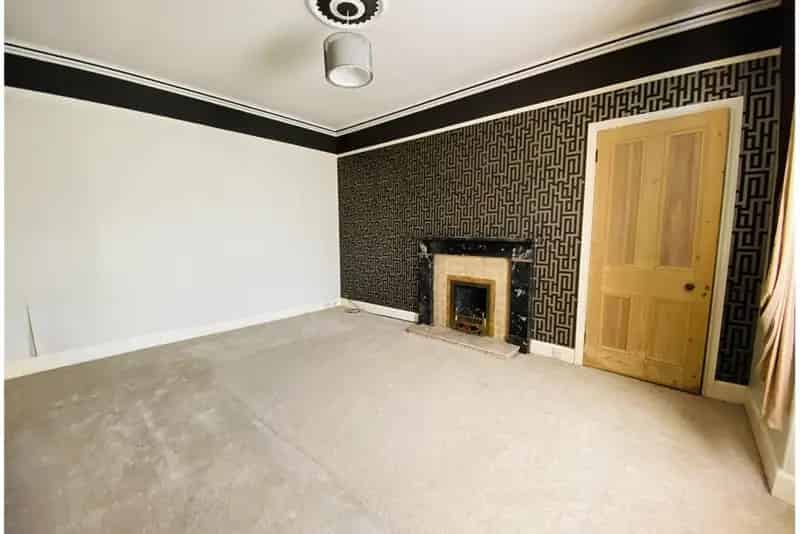 2 Bed Cottage with 2 Reception Rooms Near Town Centre