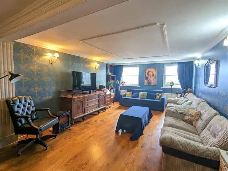 3 Bedroom Apartment near Sussex Square Seafront - Zero Deposit Option
