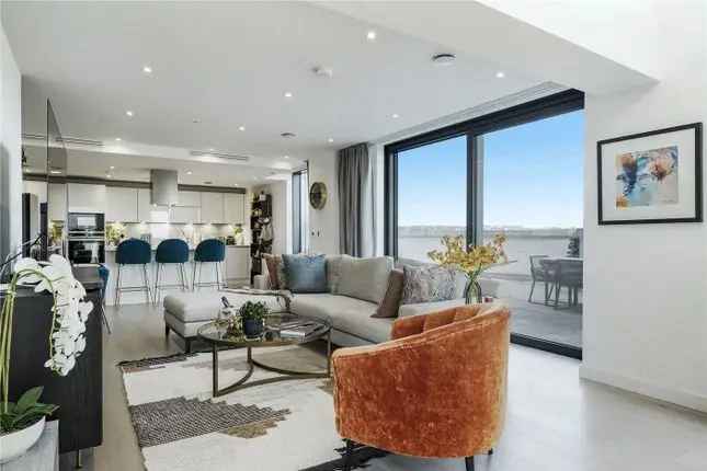 Flat for sale in Goodwin Street, London N4