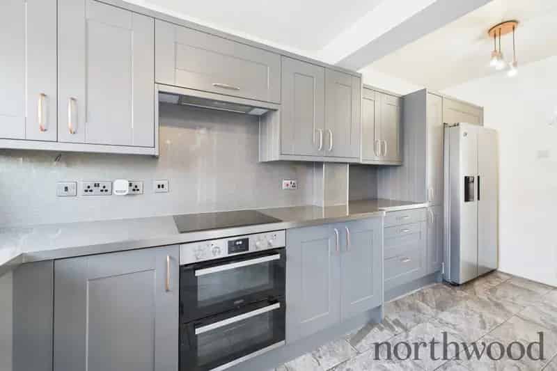 3 Bed Mid Terraced House Freehold