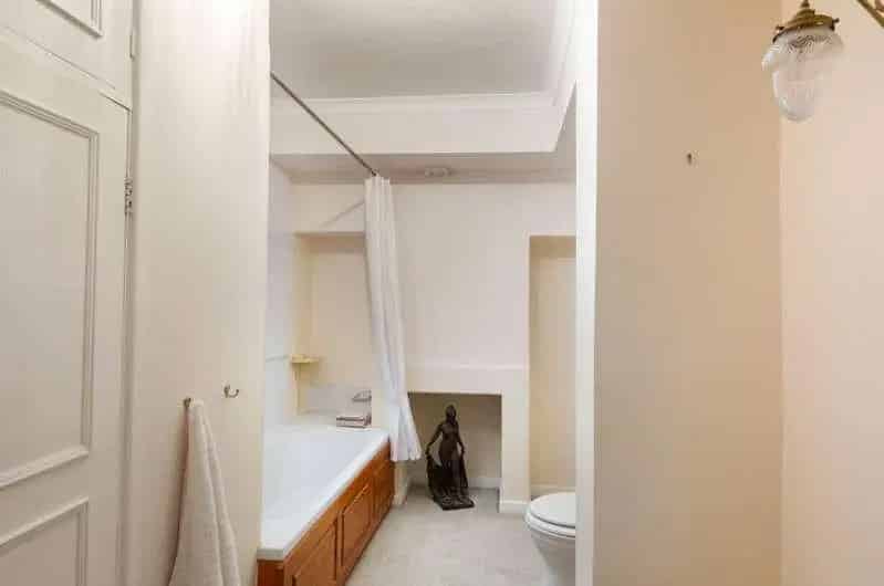 2 Bed Garden Apartment in Grade II Listed Georgian Townhouse