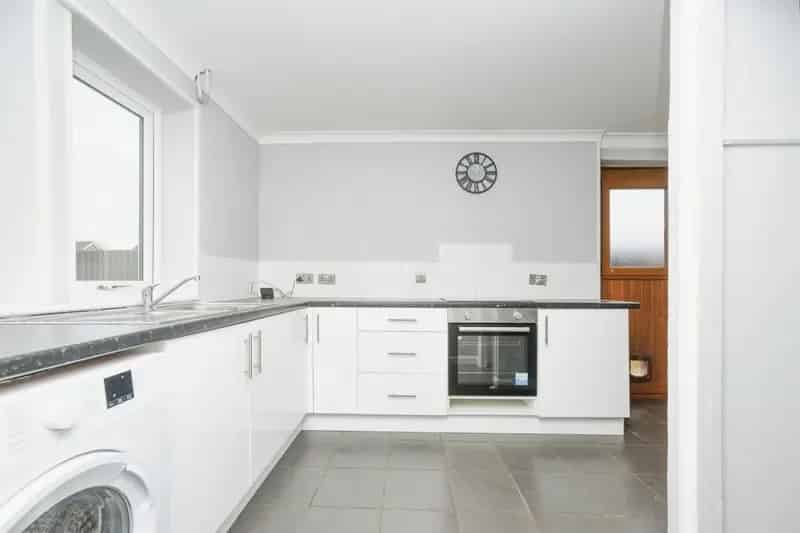 3 Bedroom Semi-Detached House with Garden and Driveway Parking