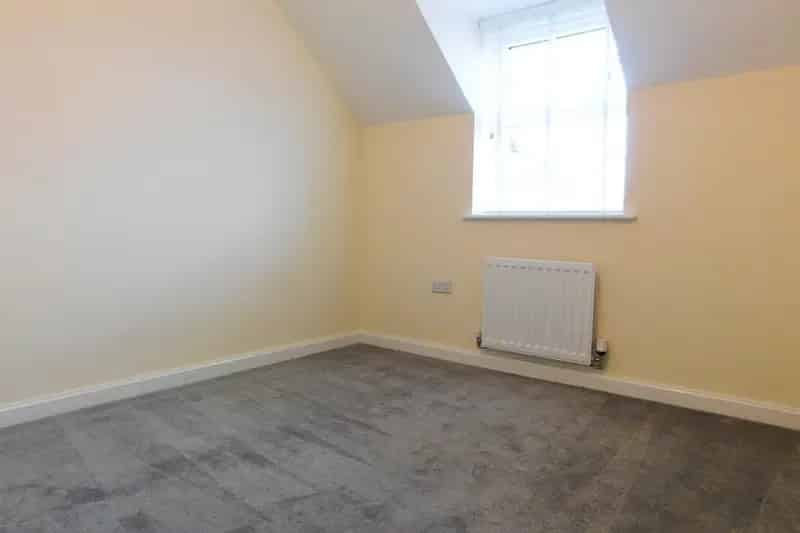Three Floor End Terrace House With Garage and Off Street Parking Near Amenities