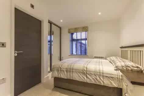 2 Bedroom 75m² Furnished Flat London E14