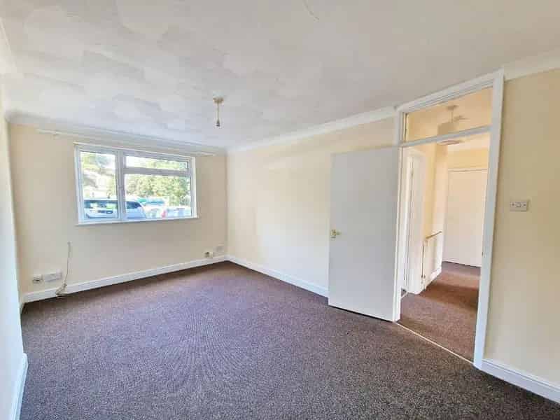 2 Bed Flat for Sale Near Station - Garden & Parking