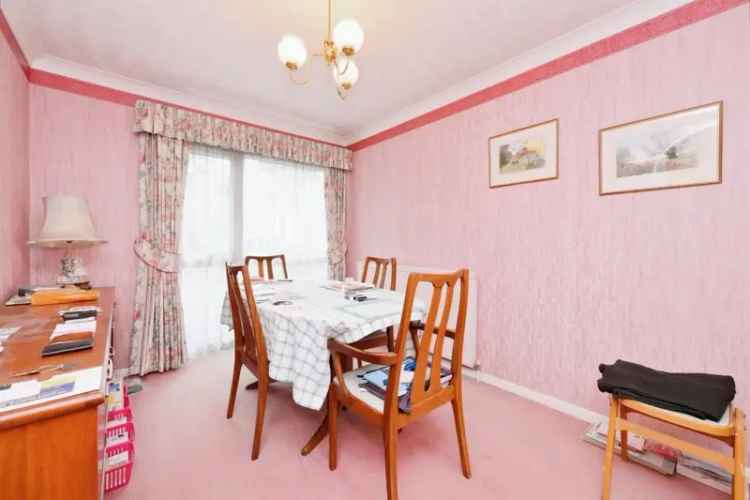 Spacious Four-Bedroom Detached House with Large Garden and Double Garage