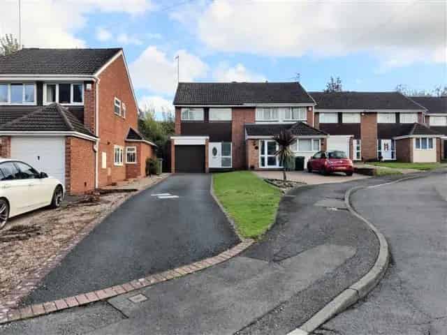 Spacious 3 Bed Semi Detached House with Large Driveway and Garage