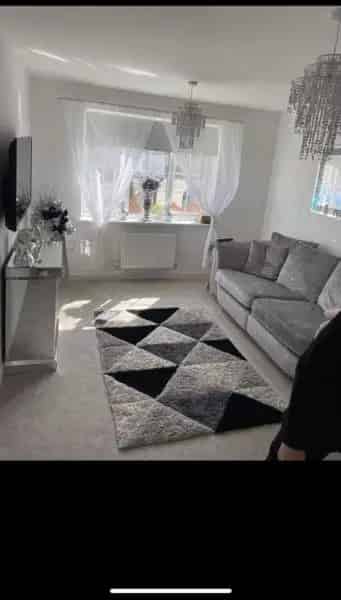 Large 2 Bedroom House with Garden and Driveway