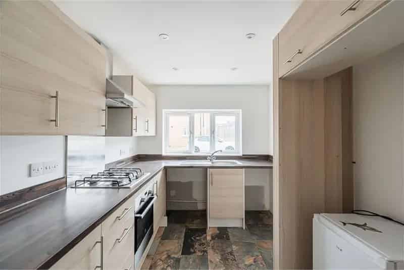 3 Bed Semi-Detached House with Garden and Parking