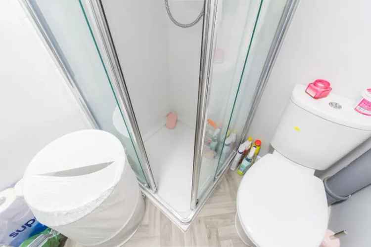 1 Bedroom Flat To Rent Available May 15 2025