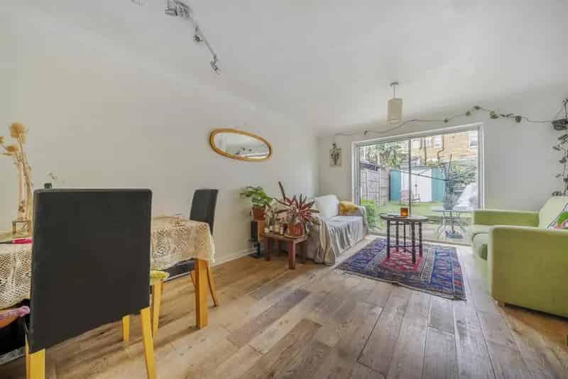 2 Bedroom Freehold House Near Transport Links