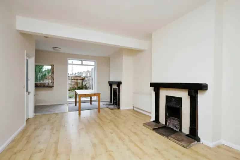 Two Bedroom Terraced House Eastbourne Chain Free