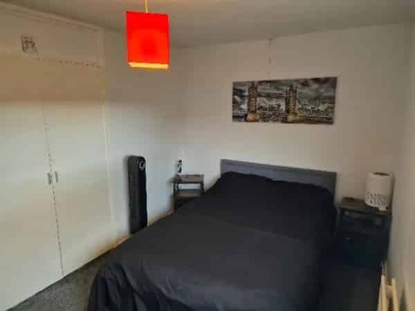 2 Bed Flat Near Town Centre South Facing Windows New Kitchen
