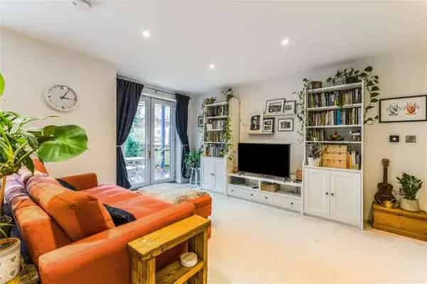 Modern Apartment near Marlow Station with Parking and Private Garden