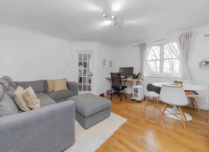 Two Bedroom Apartment in Period Mansion Block