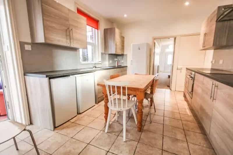 6 Bedroom Detached Student House Near University