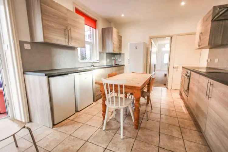 6 Bedroom Detached Student House Near University