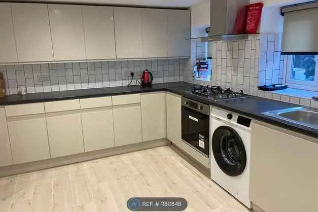 Terraced House to Rent in London E1