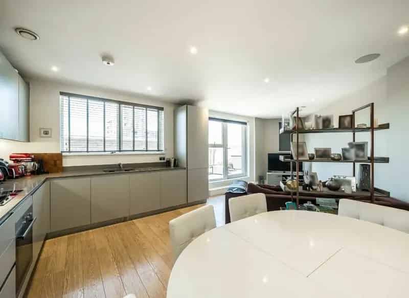 Brixton Top Floor Apartment with Roof Terrace