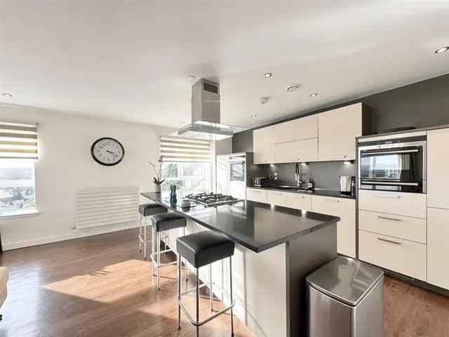 3 Bedroom Penthouse Apartment for Sale in Bothwell