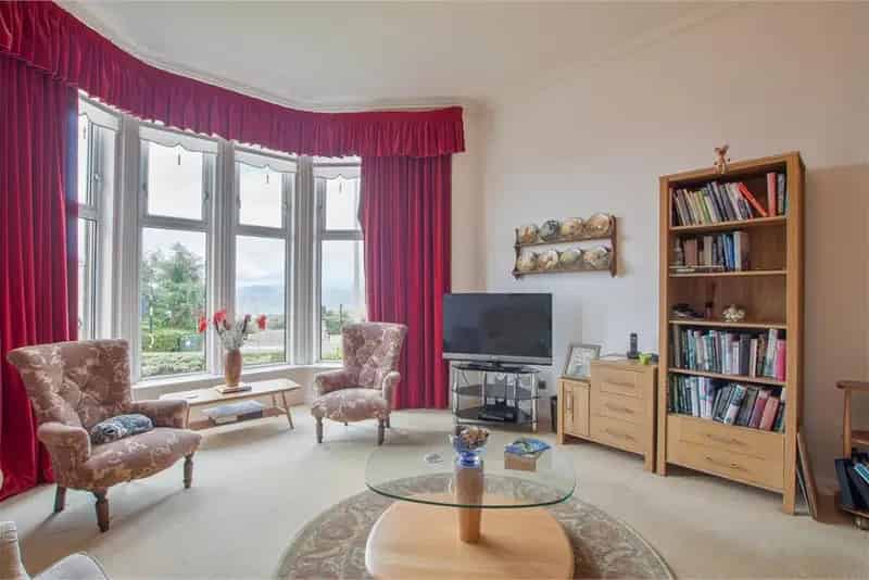 2 Bed Flat Ground Floor with 1 Reception Room