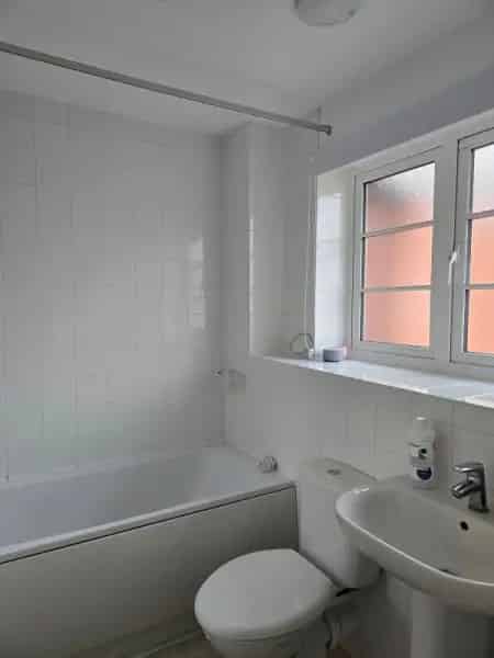 Spacious Rugby Maisonette Near Shops and Bus