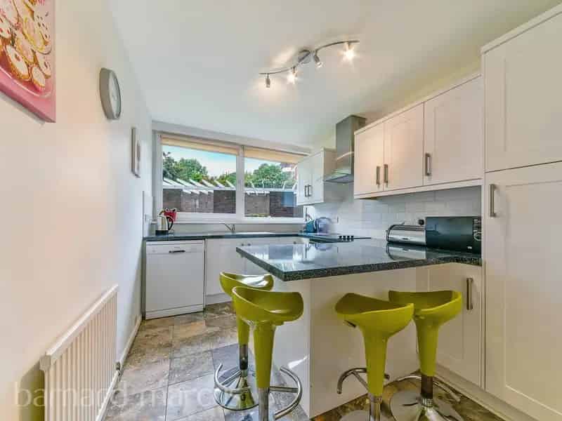 Wimbledon Park 2-Bedroom Apartment with Balcony and Communal Facilities