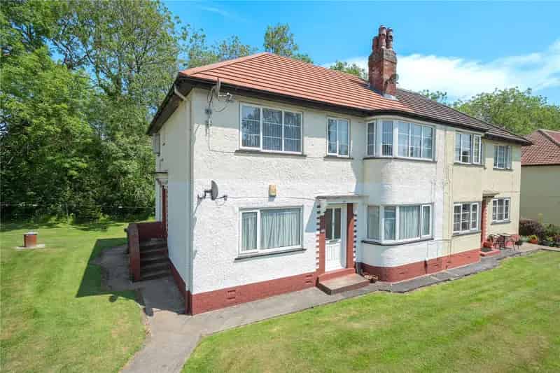 Two Bedroom Ground Floor Apartment in Lovely Communal Gardens