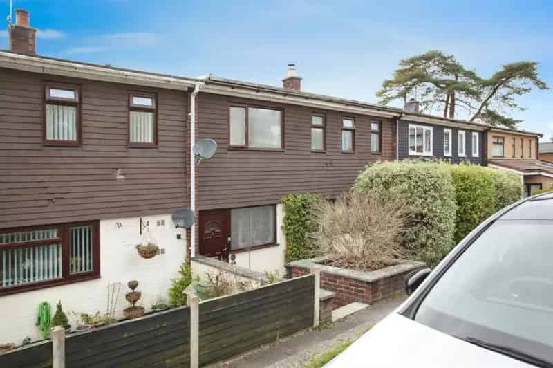 3 Bedroom Terraced House Near Amenities and Transport
