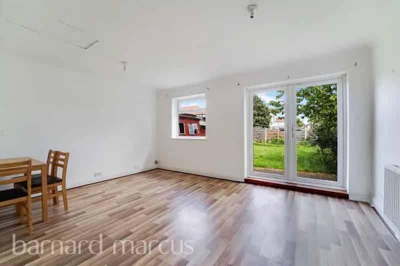 2 Bed Semi Detached House Large Garden Close To Shops