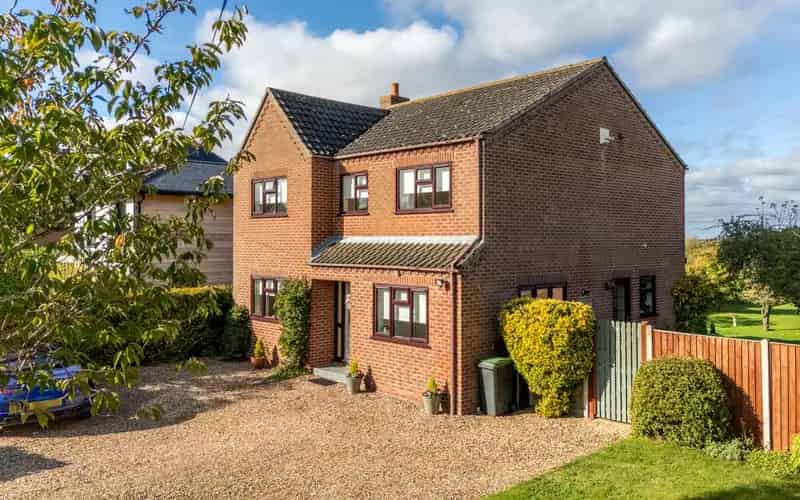 3 Bed Detached House Palgrave Large Garden Parking