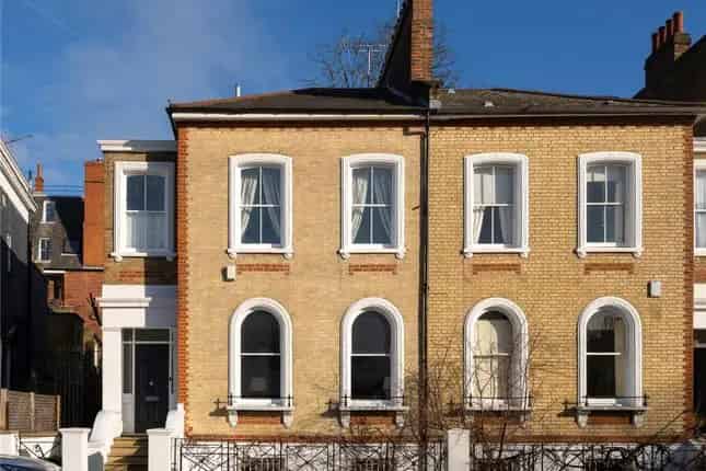 Semi-detached House for Sale in London SW10